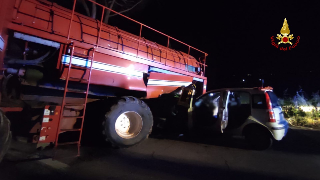 Auto contro mezzo agricolo: conducente trasportato al Torrette